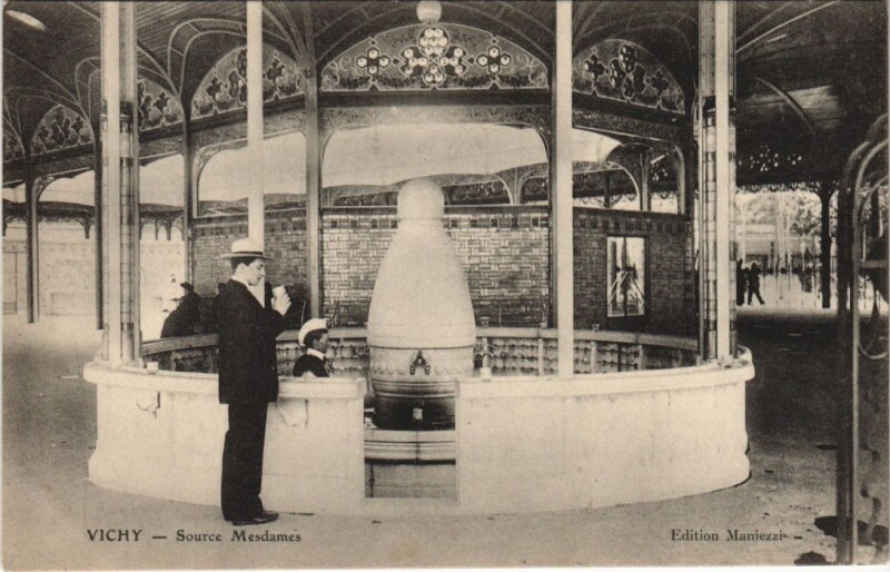 Carte postale ancienne Vichy Source Mesdames à Vichy