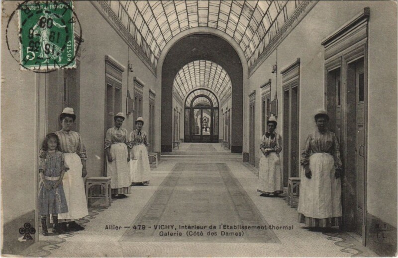 Carte postale ancienne Vichy Interieur de l'Etablissement Thermal - Galerie à Vichy