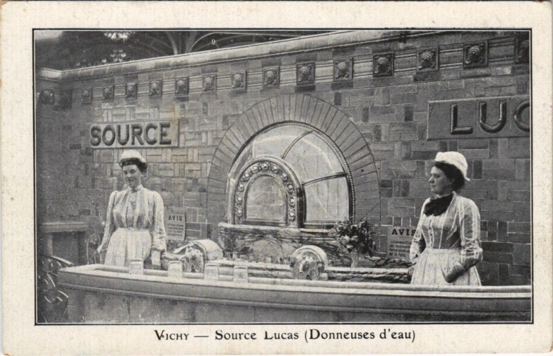 Carte postale ancienne Vichy Source Lucas - Donneuse d'Eau à Vichy