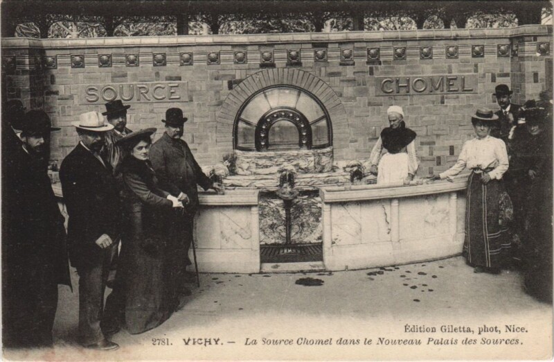 Carte postale ancienne Vichy La Source Chomel dans le Nouveau Palais des Sources à Vichy