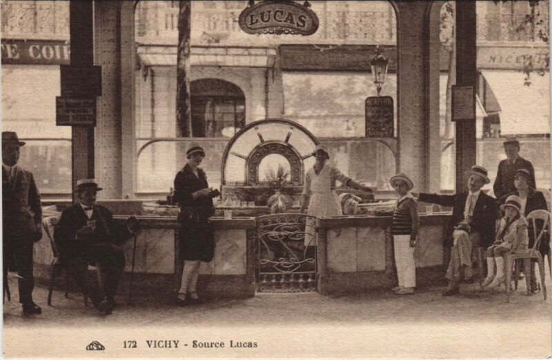 Carte postale ancienne Vichy Source Lucas à Vichy