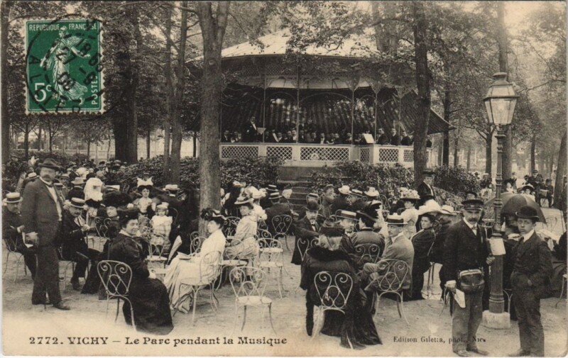 Carte postale ancienne Vichy Le Parc pendant la Musique à Vichy