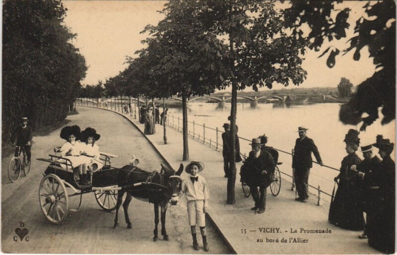 Carte postale ancienne Vichy La Promenade au Bord de l'Allier à Vichy