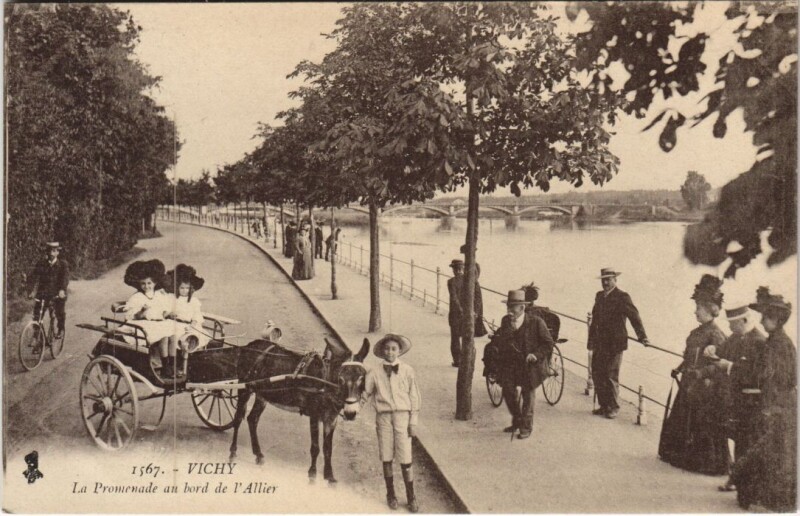 Carte postale ancienne Vichy La Promenade au Bord de l'Allier à Vichy