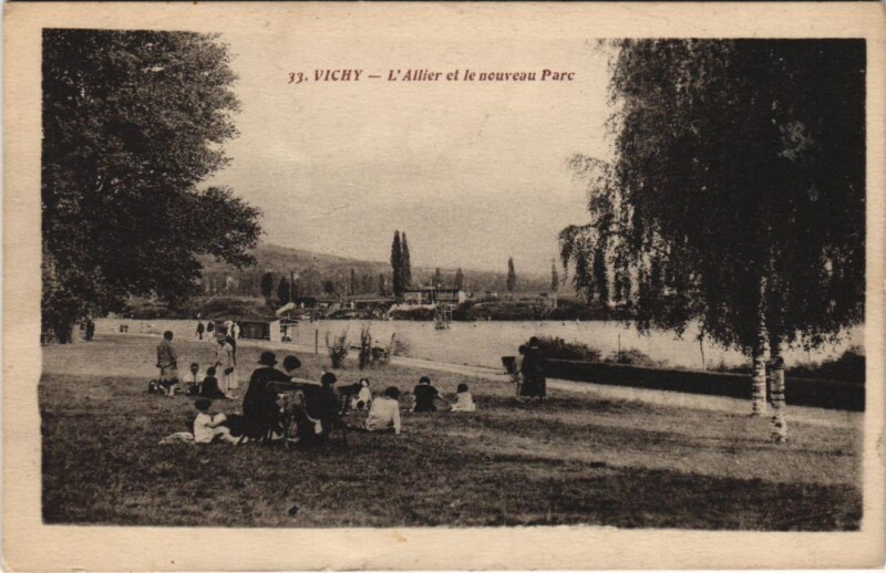 Carte postale ancienne Vichy L'Allier et le Nouveau Parc à Vichy