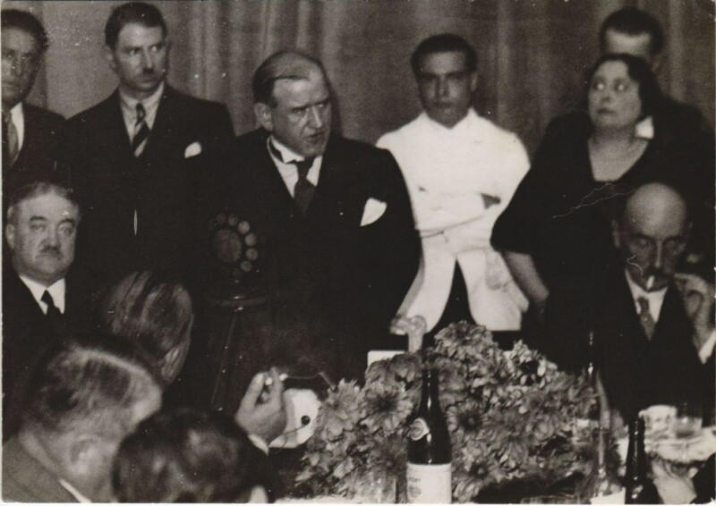 Carte postale ancienne Vichy Le Discours de Daladier à Vichy