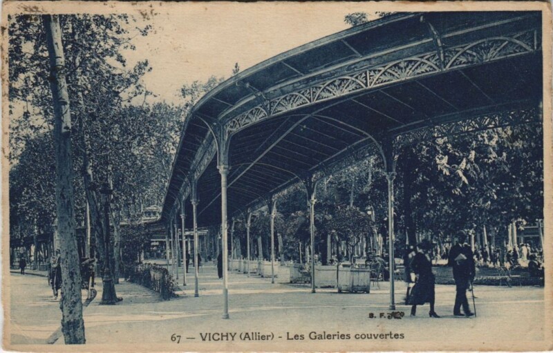 Carte postale ancienne Vichy Les Galeries Couvertes à Vichy