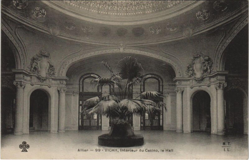 Carte postale ancienne Vichy Interieur du Casino - Le Hall à Vichy