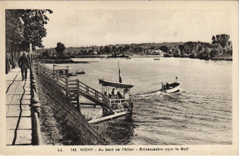 Carte postale ancienne Vichy Au Bord de l'Allier - Embarcadere pour le Golf à Vichy