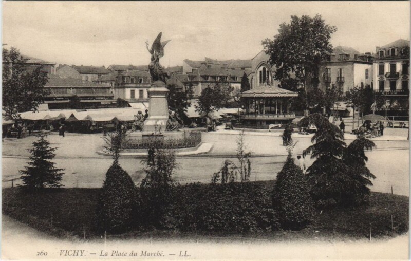 Carte postale ancienne Vichy La Place du Marche à Vichy