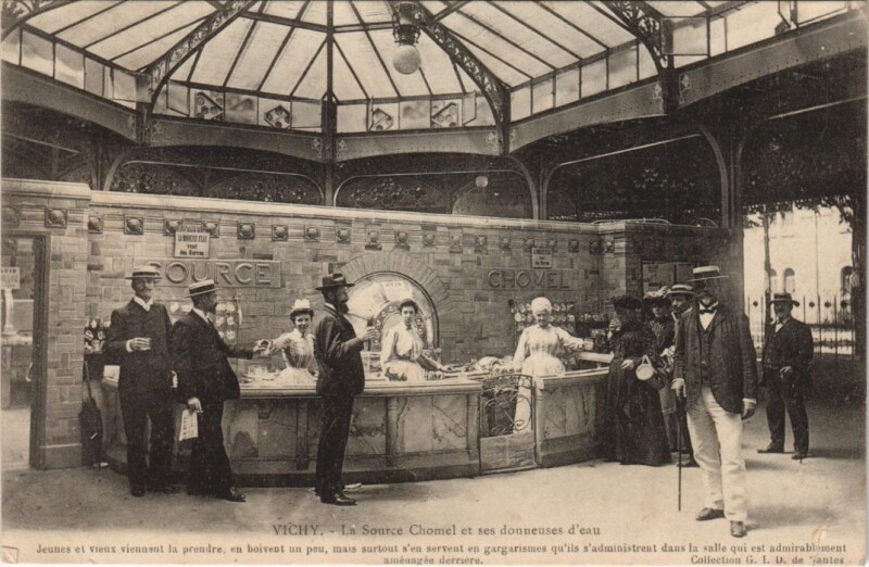 Carte postale ancienne Vichy La Source Chomel et ses Donneuses d'Eau à Vichy
