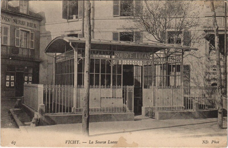 Carte postale ancienne Vichy La Source Lucas à Vichy