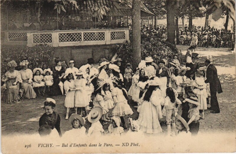 Carte postale ancienne Vichy Bal d'Enfants dans le Parc à Vichy