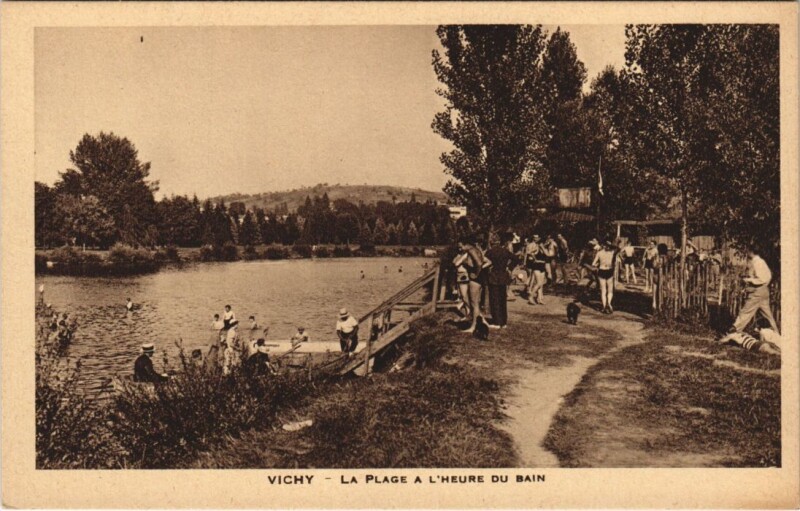 Carte postale ancienne Vichy La Plage a l'Heure du Bain à Vichy