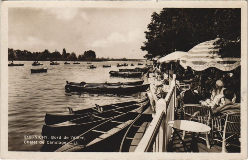 Carte postale ancienne Vichy Bords de l'Allier - Chalet de Canotage à Vichy