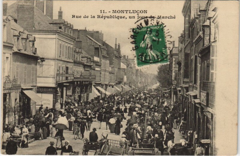 Carte postale ancienne Montlucon Rue de la Republique un Jour de Marche