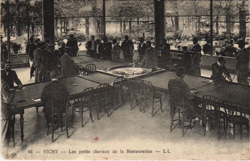 Carte postale ancienne Vichy Les Petits Chevaux de la Restauration à Vichy