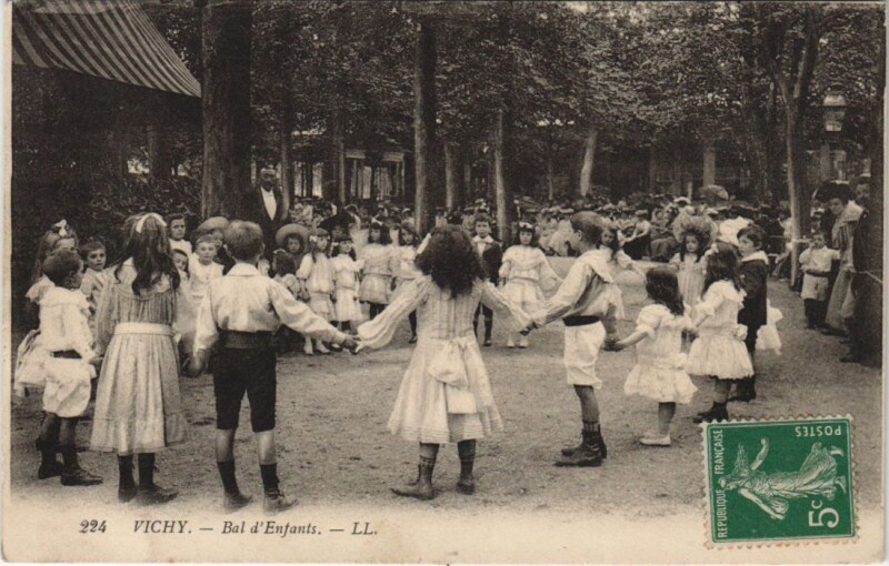 Carte postale ancienne Vichy Bal d'Enfants à Vichy