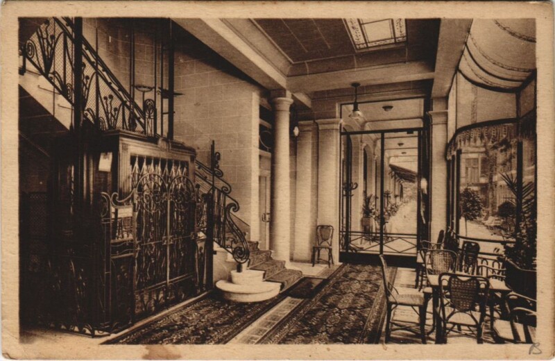Carte postale ancienne Vichy Hotel Albert I. - Partie du Hall à Vichy