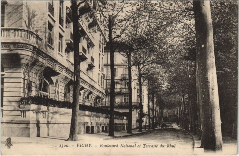 Carte postale ancienne Vichy Boulevard National et Terrasse du Rhul à Vichy