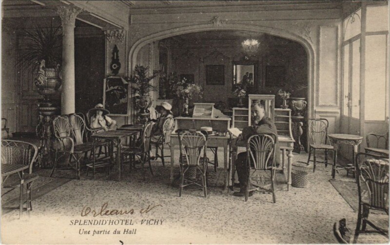 Carte postale ancienne Vichy Splendid Hotel - Une Partie du Hall à Vichy