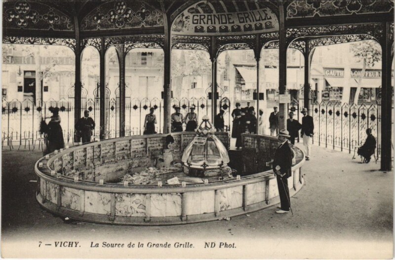 Carte postale ancienne Vichy La Source de la Grande Grille à Vichy