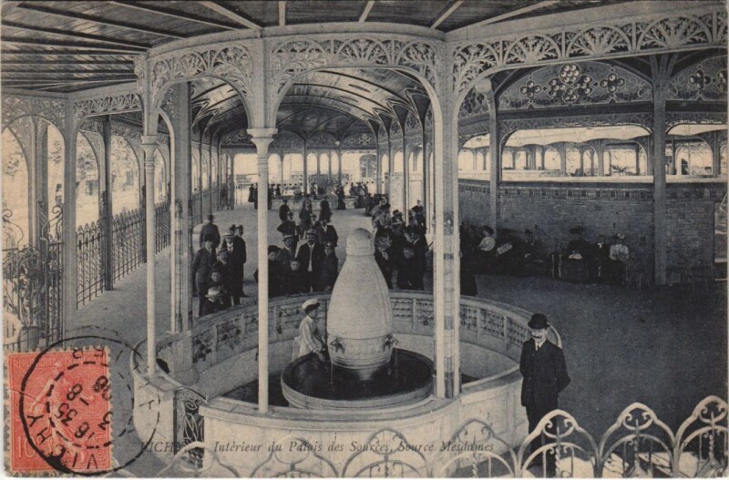 Carte postale ancienne Vichy Interieur du Palais des Sources - Source Mesdames à Vichy