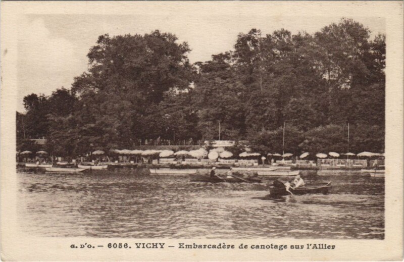 Carte postale ancienne Vichy Embarcadere de Canotage sur l'Allier à Vichy