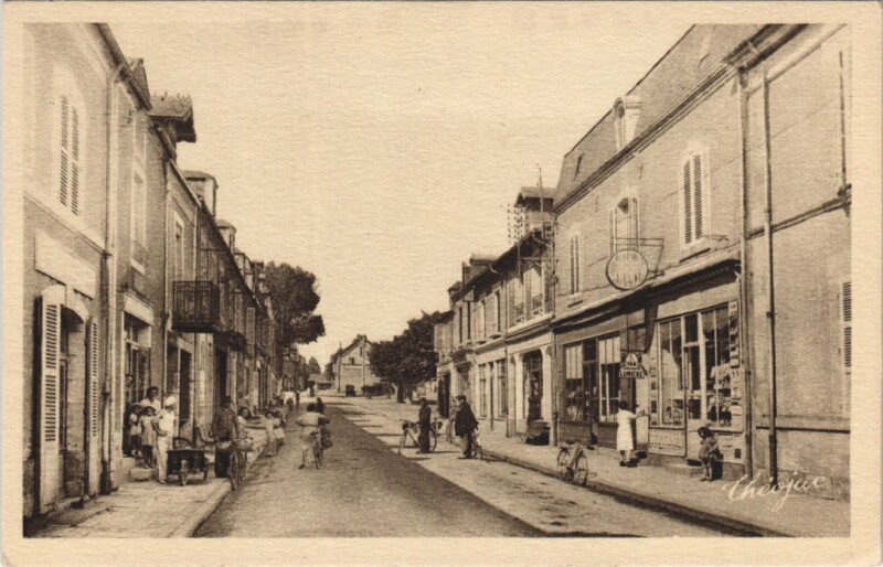 Carte postale ancienne Vallon-en-Sully Rue Paul-Constant à Vallon-en-Sully