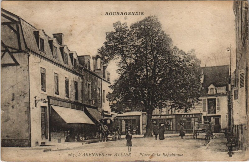 Carte postale ancienne Varennes-sur-Allier Place de la Republique à Varennes-sur-Allier