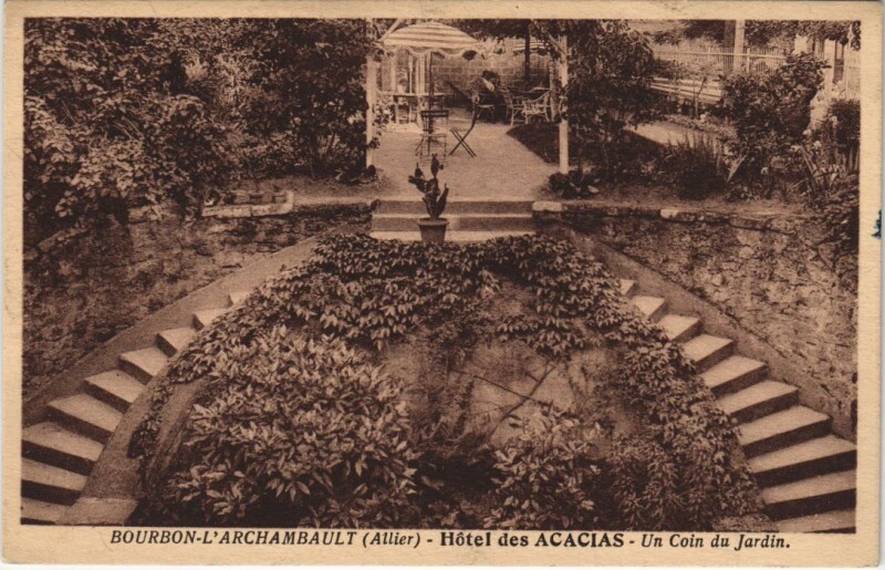 Carte postale ancienne Bourbon-l'Archambault Hotel des Acacias - Un Coin du Jardin à Bourbon-l'Archambault