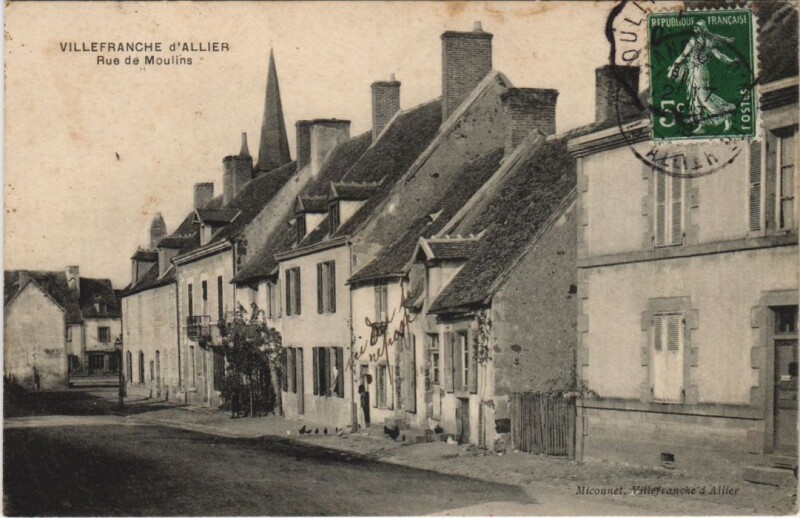 Carte postale ancienne Villefranche-d'Allier Rue de Moulins à Moulins