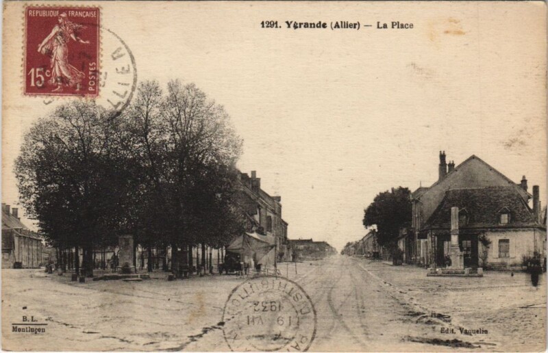Carte postale ancienne Ygrande La Place à Ygrande