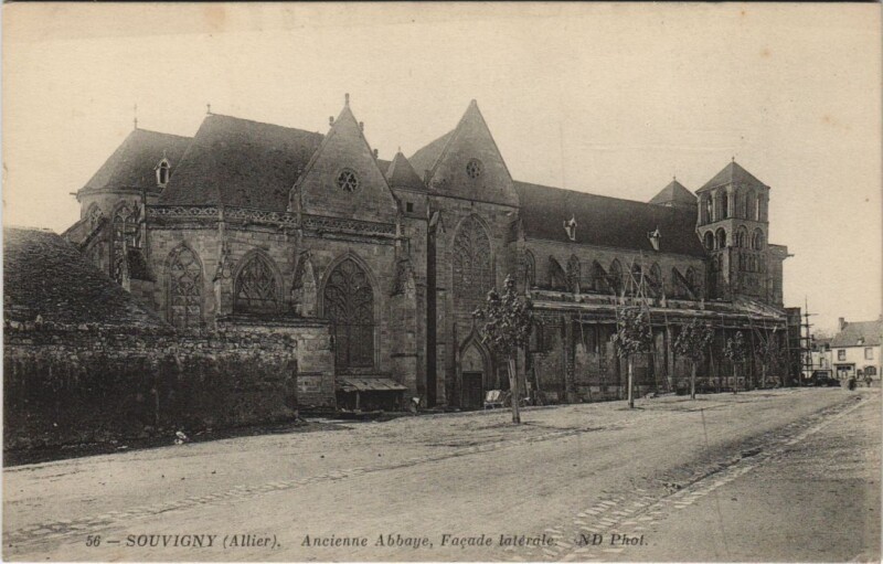Carte postale ancienne Souvigny Ancienne Abbaye - Facade Laterale à Souvigny