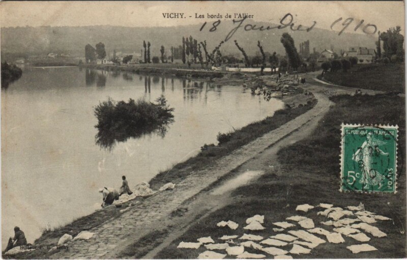 Carte postale ancienne Vichy Les Bords de l'Allier à Vichy
