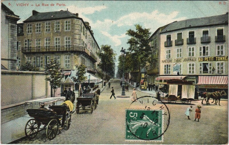 Carte postale ancienne Vichy La Rue de Paris à Vichy