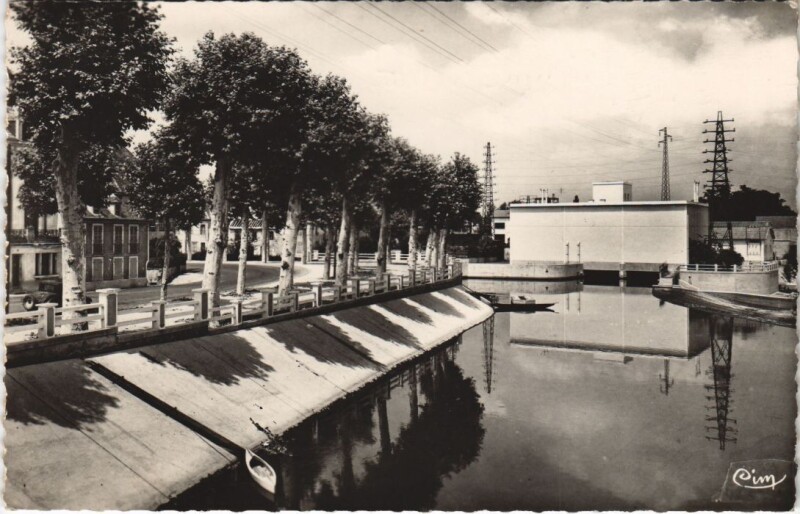 Carte postale ancienne Saint-Pourcain-sur-Sioule Les Promenades à Nades