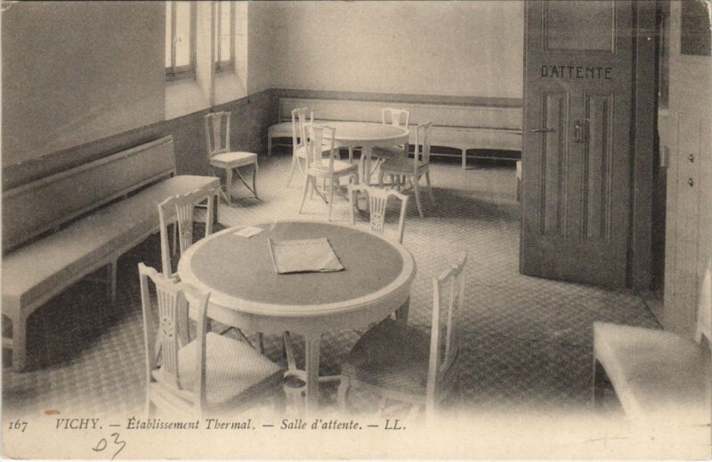 Carte postale ancienne Vichy Etablissement Thermal - Salle d'Attente à Vichy