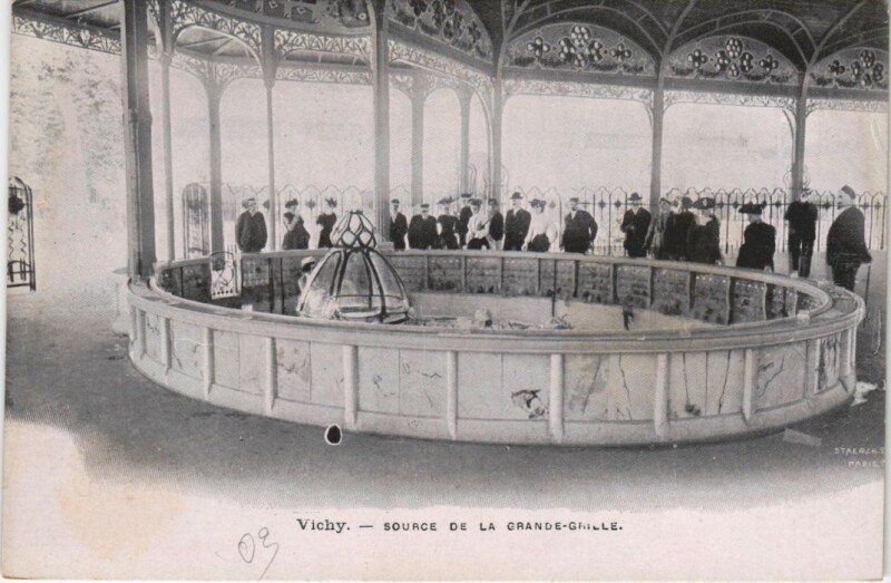Carte postale ancienne Vichy Source de la Grande-Grille à Vichy