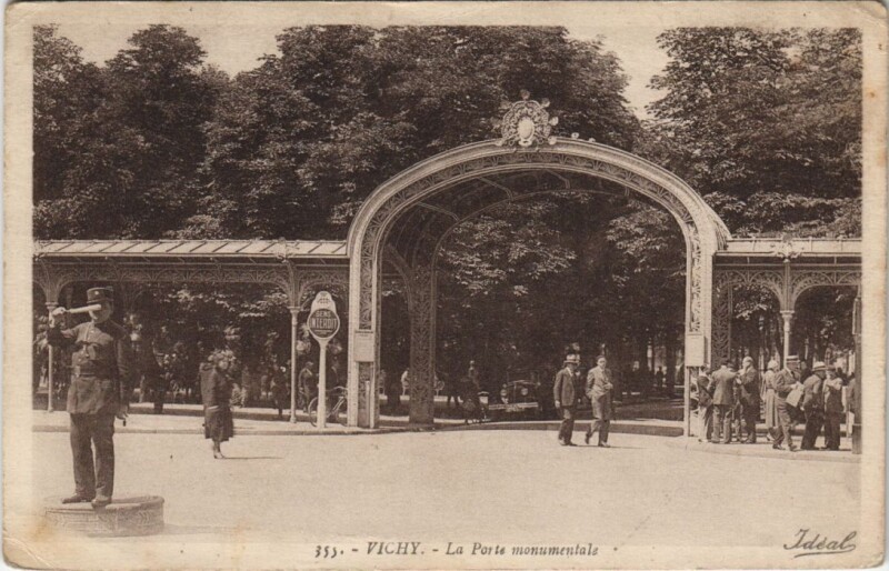 Carte postale ancienne Vichy La Porte Monumentale à Vichy