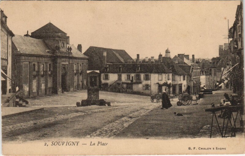 Carte postale ancienne Souvigny La Place à Souvigny