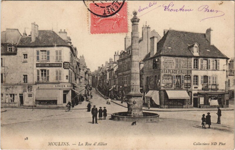 Carte postale ancienne Moulins La Rue d'Allier à Moulins