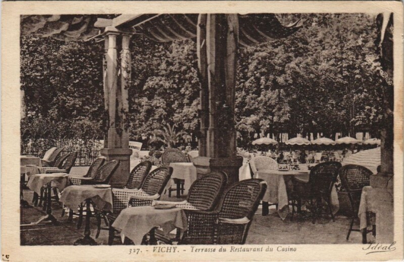 Carte postale ancienne Vichy Terrasse du Restaurant du Casino à Vichy