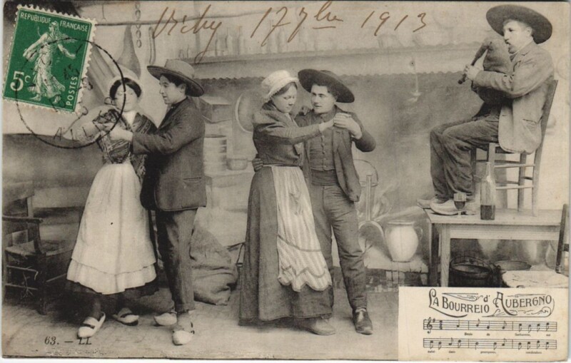 Carte postale ancienne La Bourreio d'Aubergne - Folklore