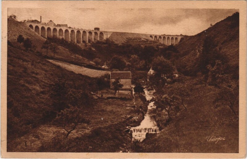 Carte postale ancienne Neris-les-Bains Vallee des Moulins et les Viaducs à Moulins