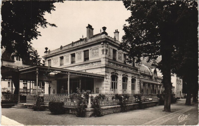 Carte postale ancienne Neris-les-Bains Le Casino - Facade et Terrasse