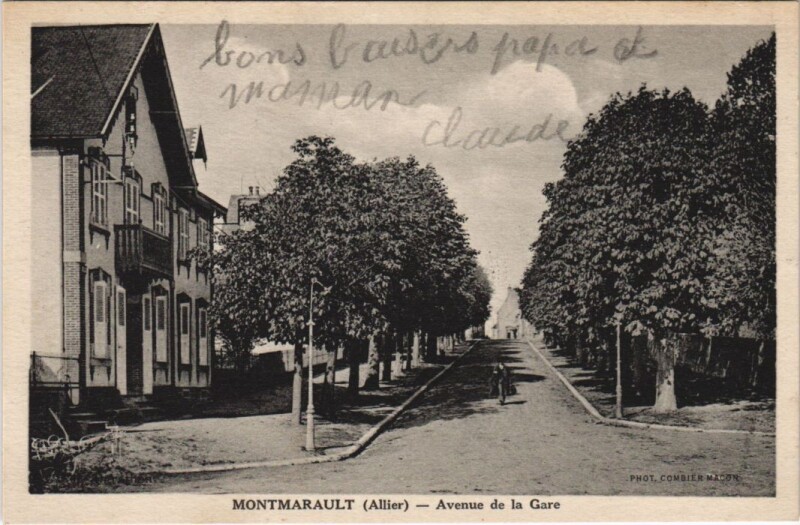 Carte postale ancienne Montmarault Avenue de la Gare à Montmarault