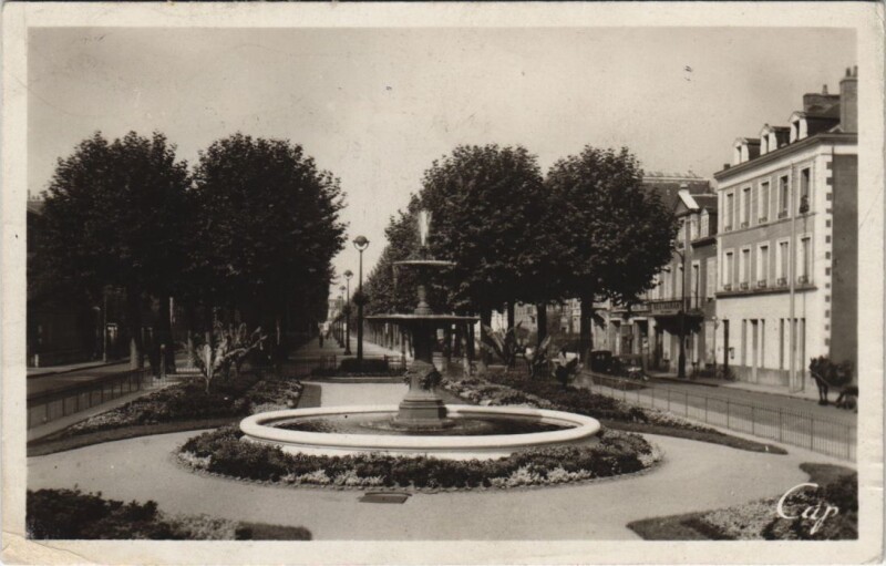 Carte postale ancienne Montlucon L'Avenue de la Gare