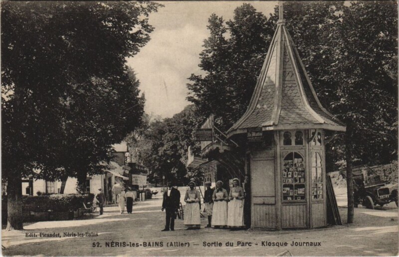 Carte postale ancienne Neris-les-Bains Sortie du Parc - Kiosque Journaux