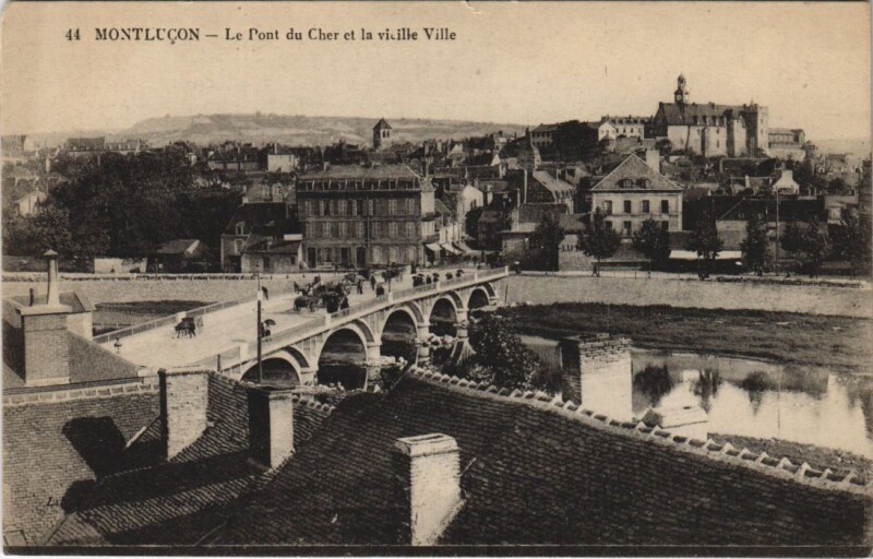 Carte postale ancienne Montlucon Le Pont du Cher et la Vieille Ville